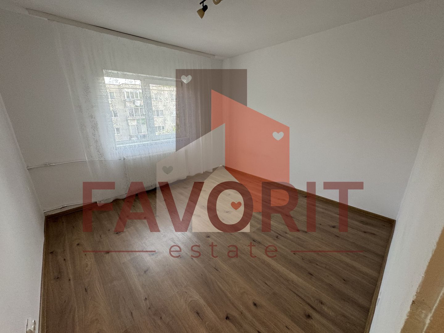 Decomandat. Model spatios. Disponibil imediat. Etaj intermediar. - Poză 12