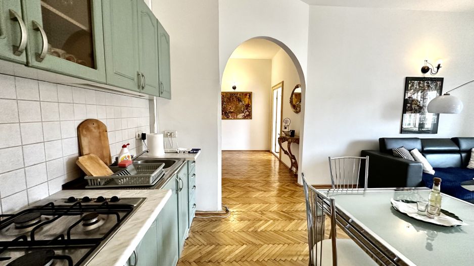 Apartament cu 2 camere,  clasic si boem, cu vedere in Piață Victoriei - Poză 6