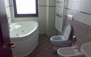 De vanzare apartament 3 camere| Voluntari |spatios cu vedere la padure - Poză 2