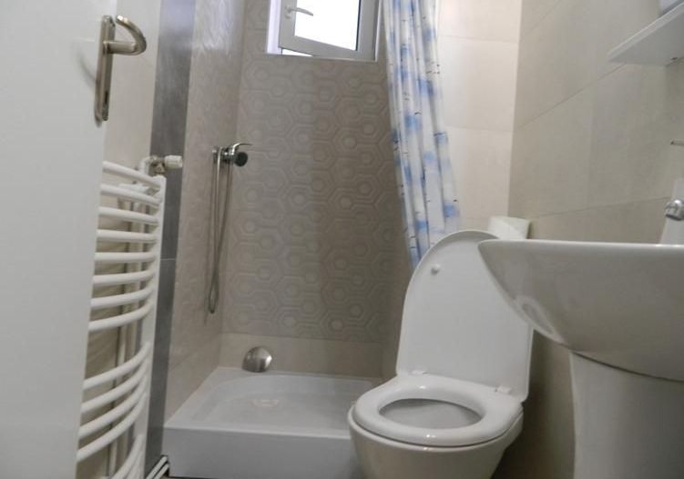 Apartament lux, zona Piata Victoriei, 4 camere , 2 bai, centrala termica  terasa - Poză 9