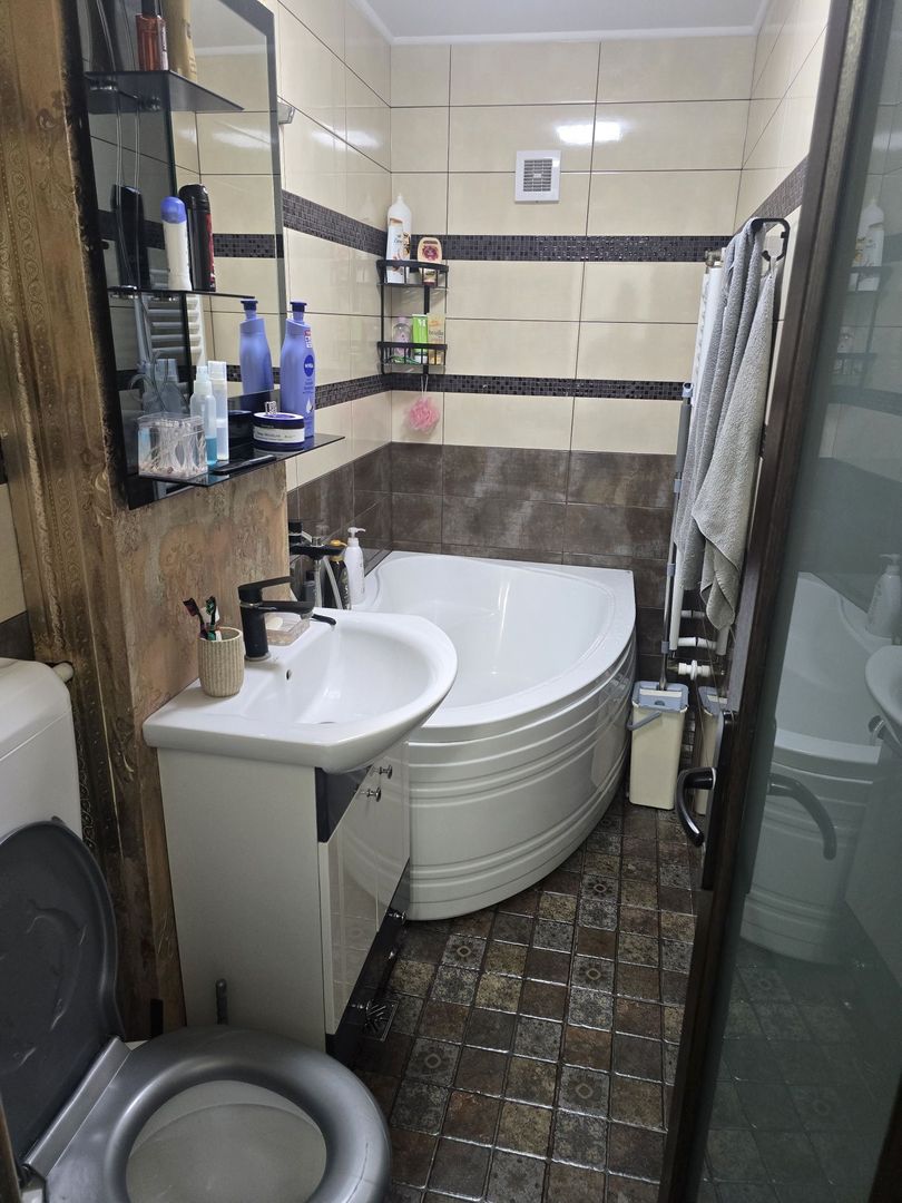 Acasă, în inima orașului – 3 camere renovate, liniște, comfort total - Poză 4