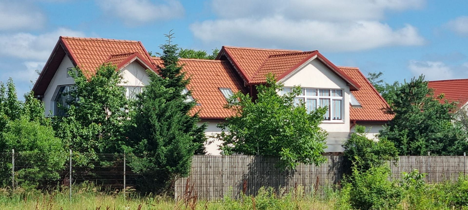 Casă de 200 mp cu teren generos de 1.600 mp - Poză 2