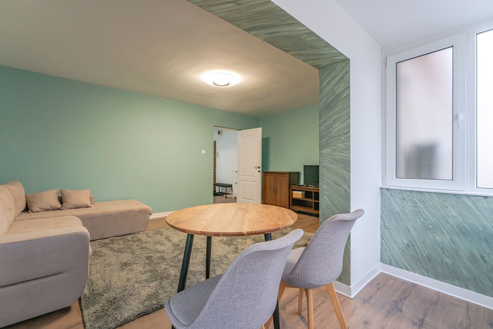 Chirie 2 camere Astra Brașov: 57 mp, AC și două balcoane închise - Poză 1