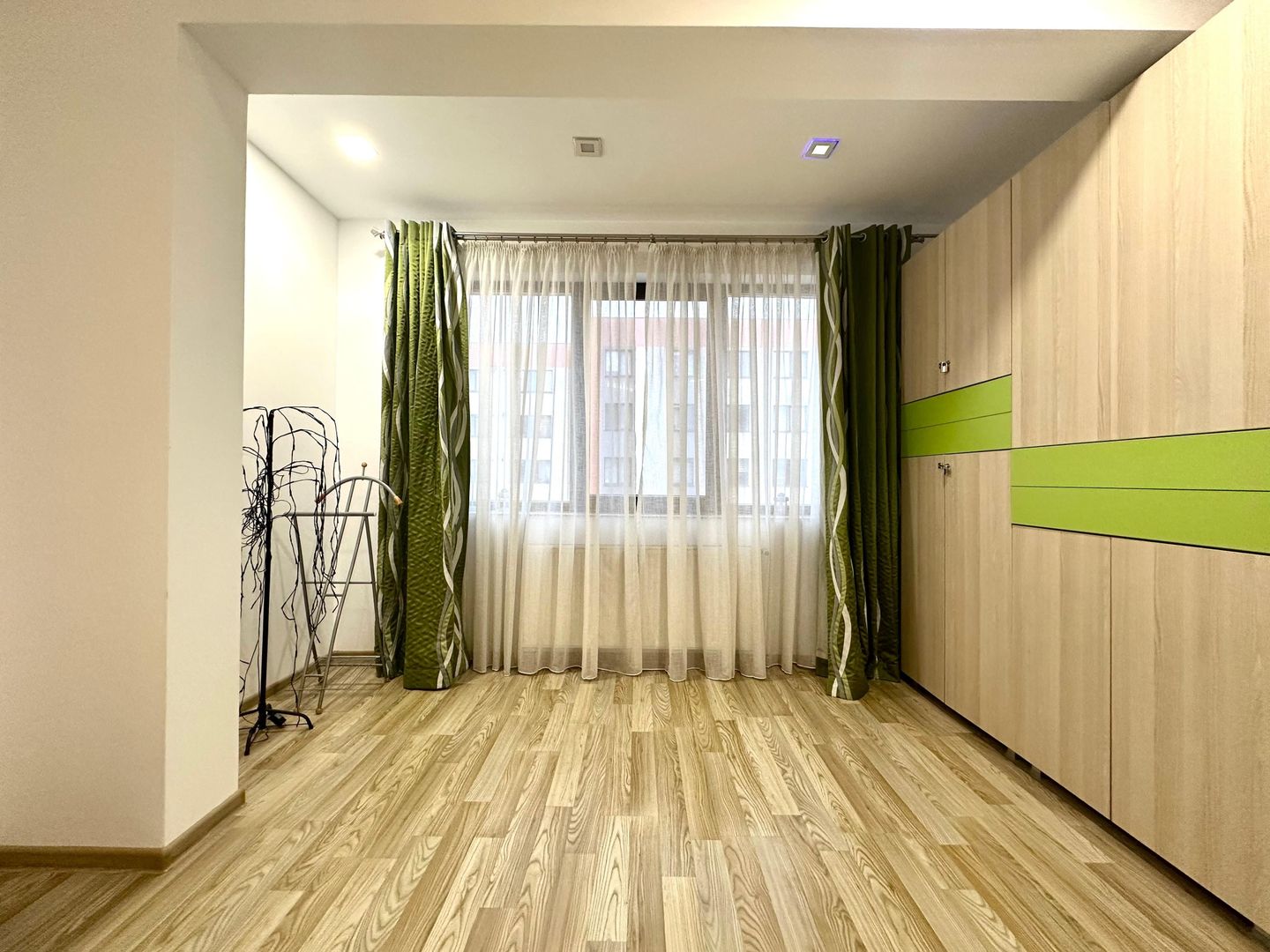Apartament spatios 4 camere + parcare, pretabil ptr ERASMUS - Poză 4