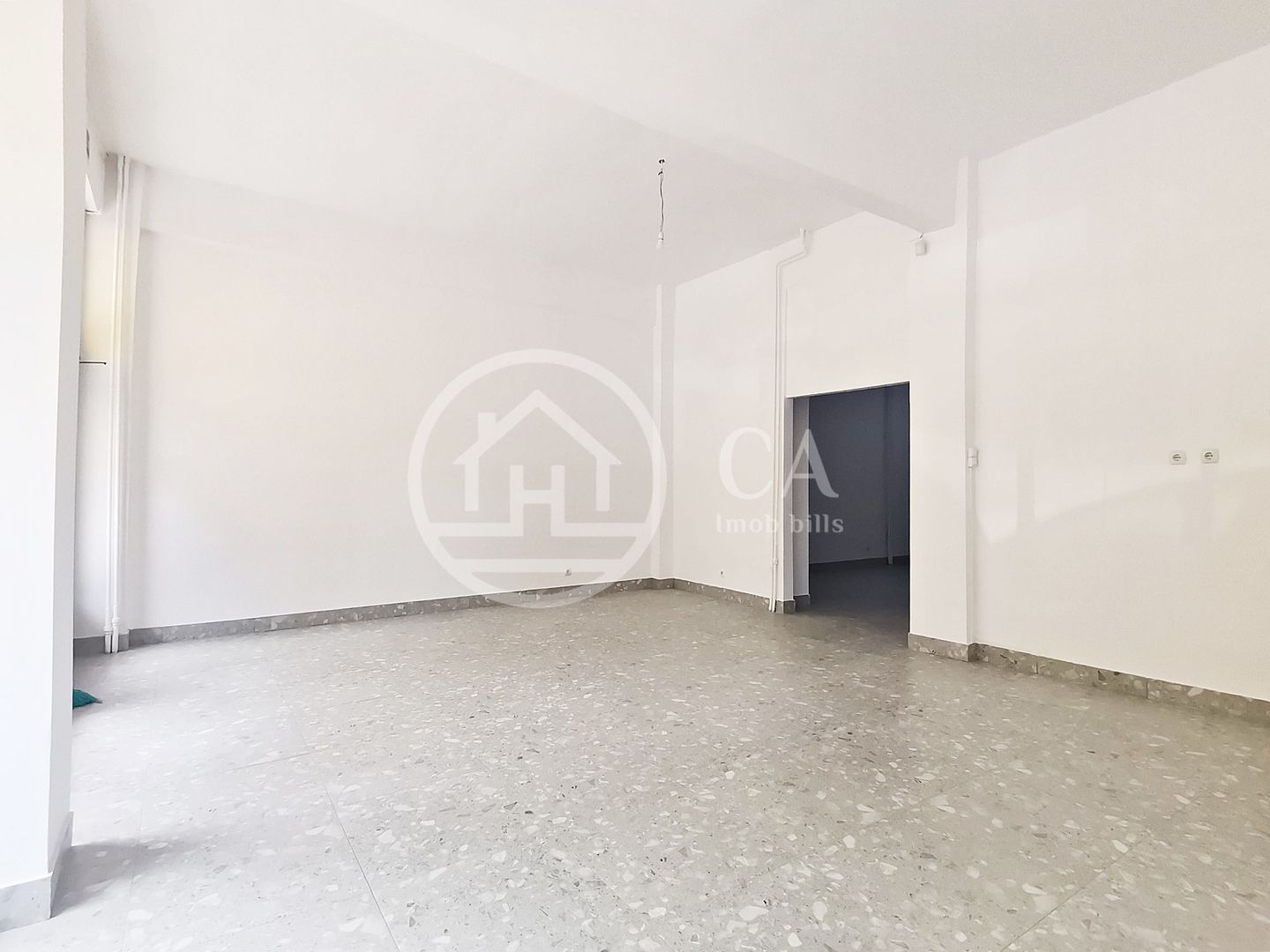 Spatiu comercial de inchiriat cu 3 camere in zona Decebal, Oradea - Poză 2