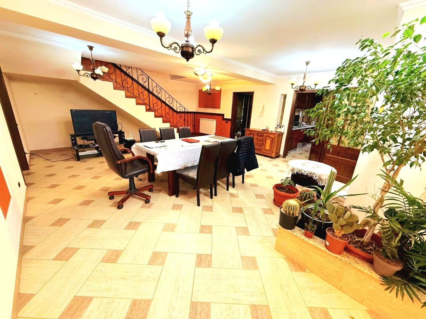 Cauți o casă mare sau spațiu pentru business? Aici le ai pe ambele! - Poză 1