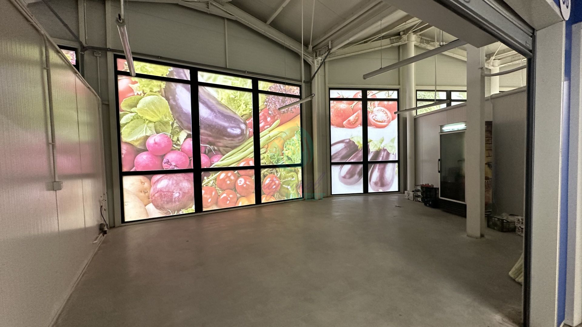 Spatii comerciale de inchiriat in PIATA DELFINULUI - Poză 1