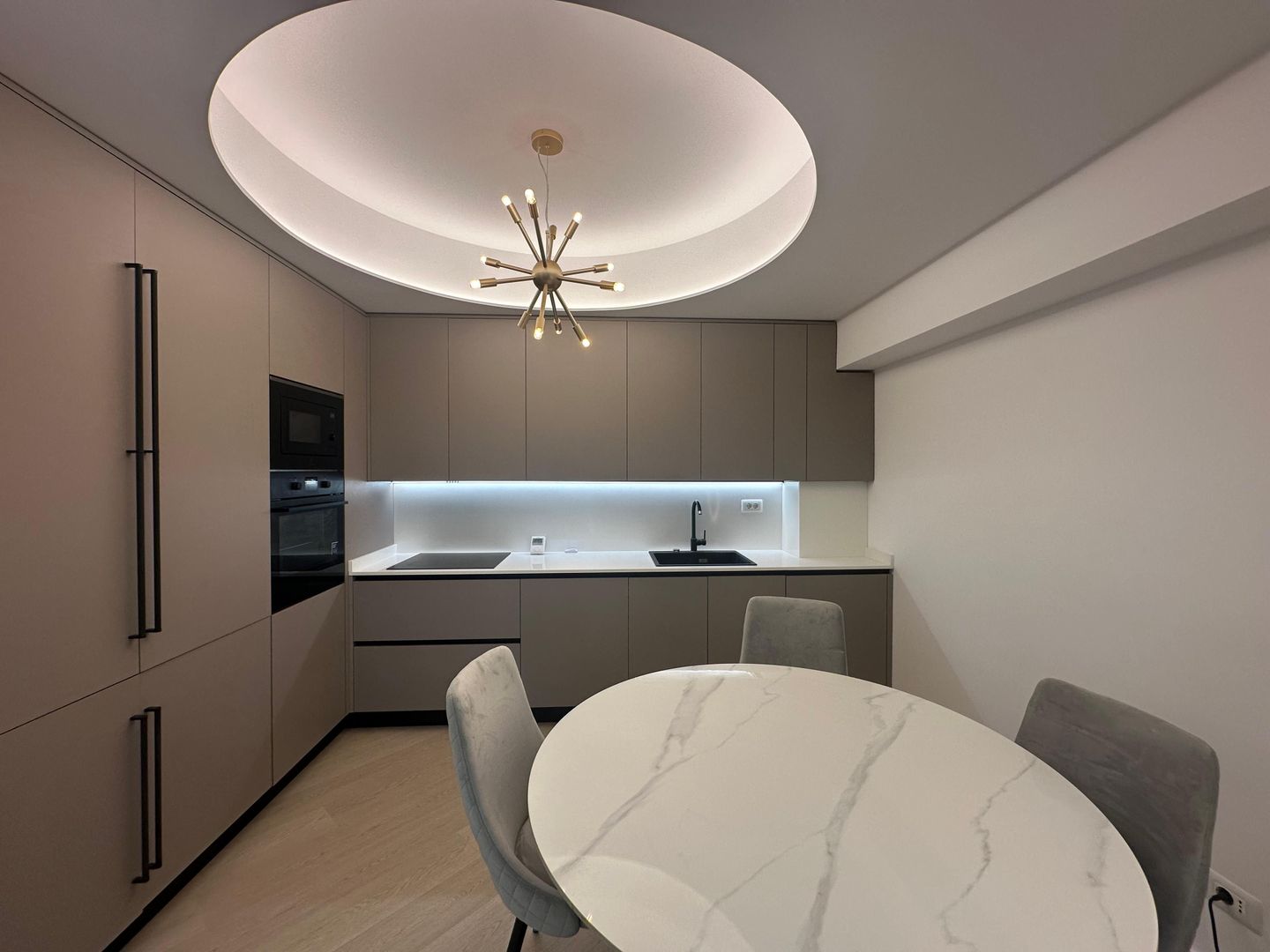 Apartament de vânzare în Cortina North – mobilat, utilat, cu loc de parcare - Poză 3