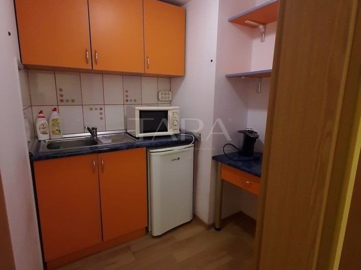 De vanzare apartament cu 3 camere in zona Centrala - Poză 1