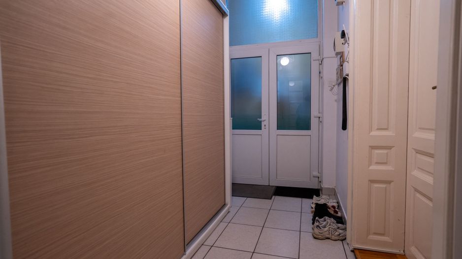 Apartament central de vânzare – la curte comună - Oradea - Poză 13