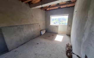 ila cu 6 camere + casă locuibilă pe teren intravilan de 1700 mp, cu vi - Poză 13