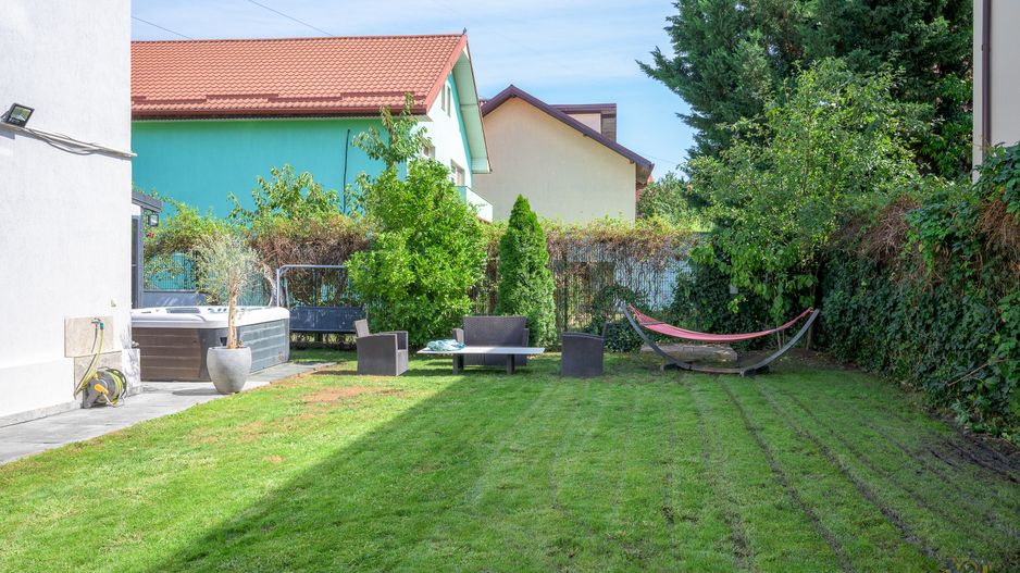 Vilă renovată P+1+M  | Foișor vitrat, grădină și jacuzzi - Poză 48