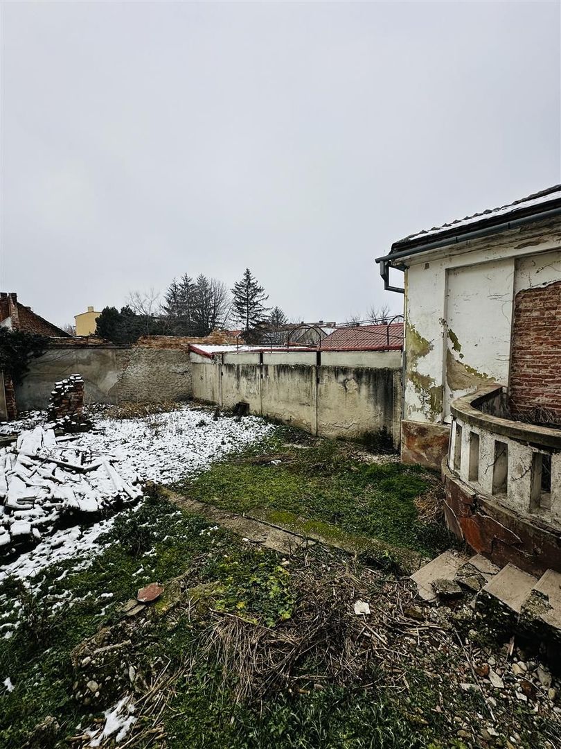 Casa ULTRACENTRAL singur in curte - Poză 2