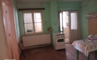 Ag EUROPA vinde casa VECHE zona ULTRACENTRALA întrare și curte comuna. - Poză 3