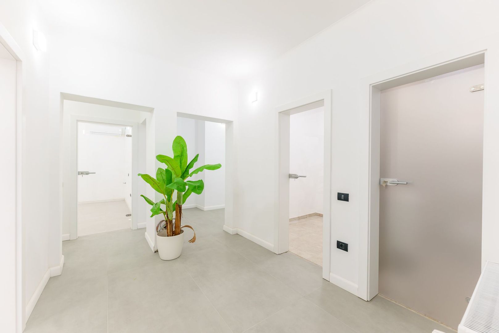 Clădire modernă P+1+M în centrul orașului - Poză 4