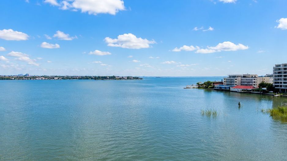 Bloc exclusivist | Vedere frontal la lac | Aqua Magic - Mamaia | Garaj - Poză 3