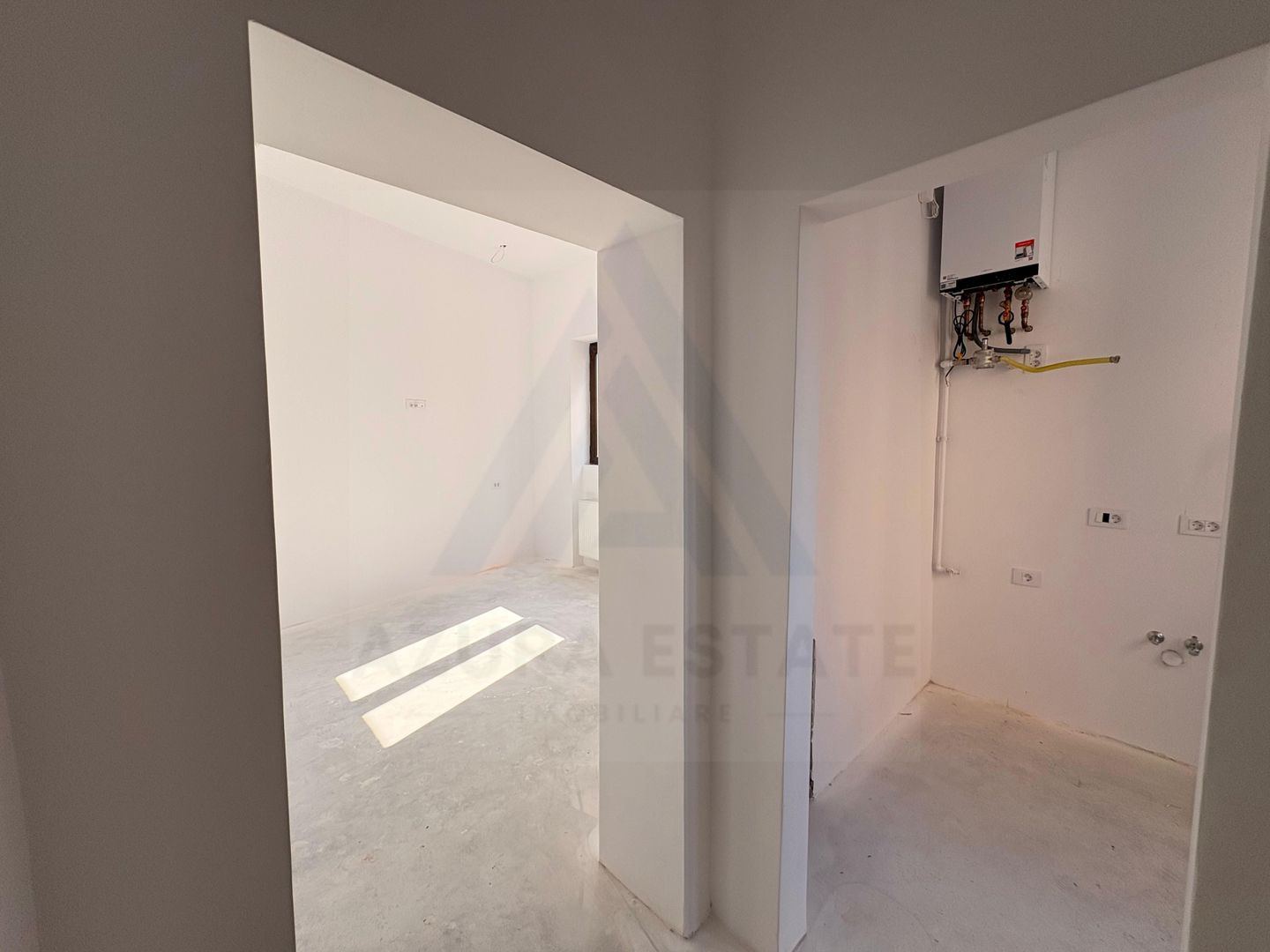 Garsonieră renovata 35 mp etaj 1 dispune de  pivnita in zona Centrala - Poză 1