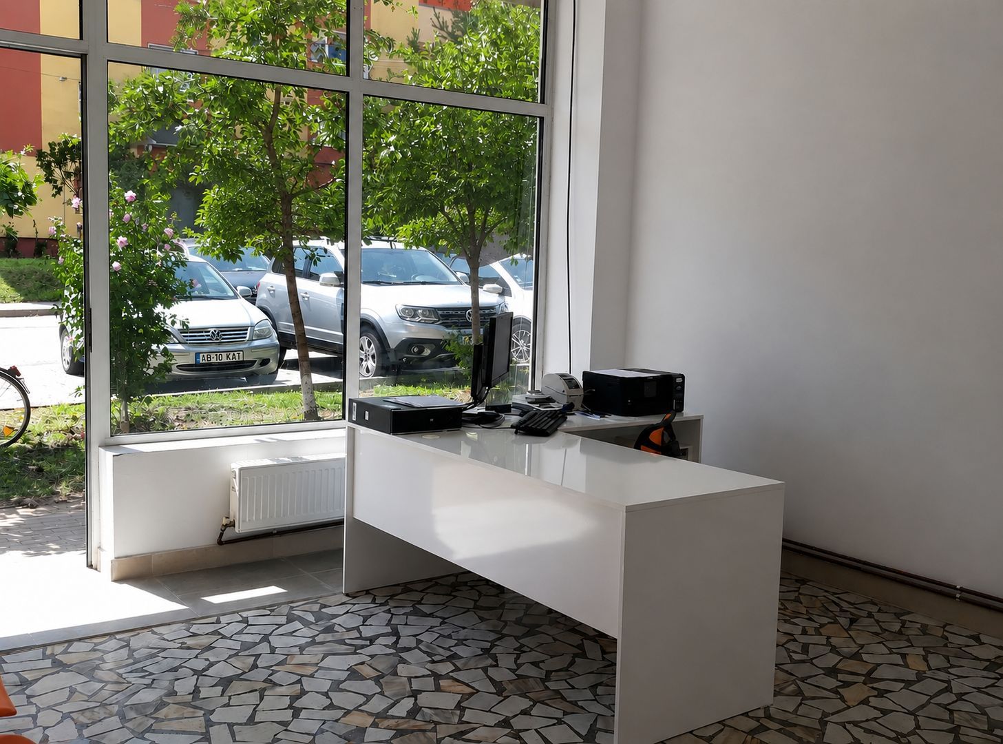 Spatiu comercial de inchiriat, 3 camere, 83 mp utili, vad bun, Sebes - Poză 2