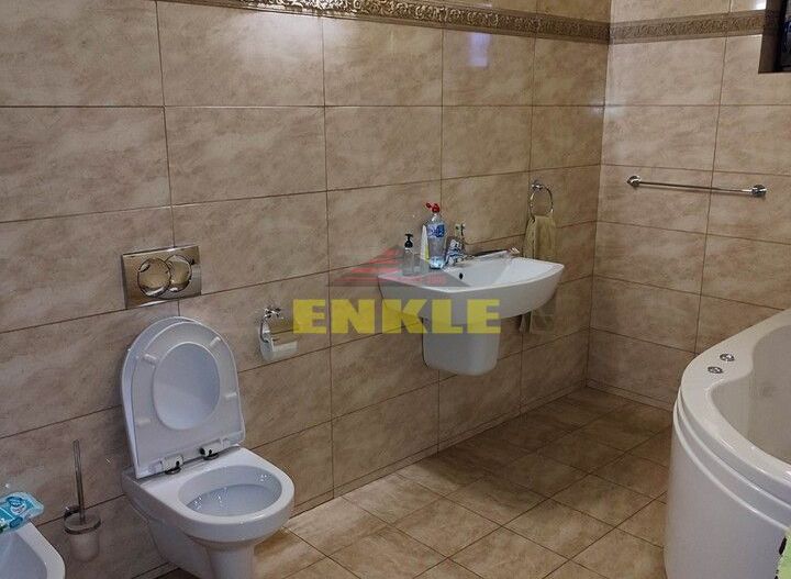 Vila 5 camere , zona Petru Rares -demisol+parter+etaj , pret negociabil ! - Poză 8