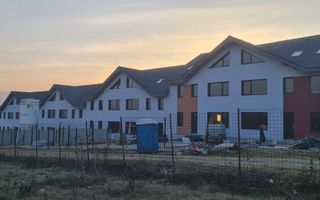 Casa de vânzare tip înșiruita la intrare in Cristian - Poză 2