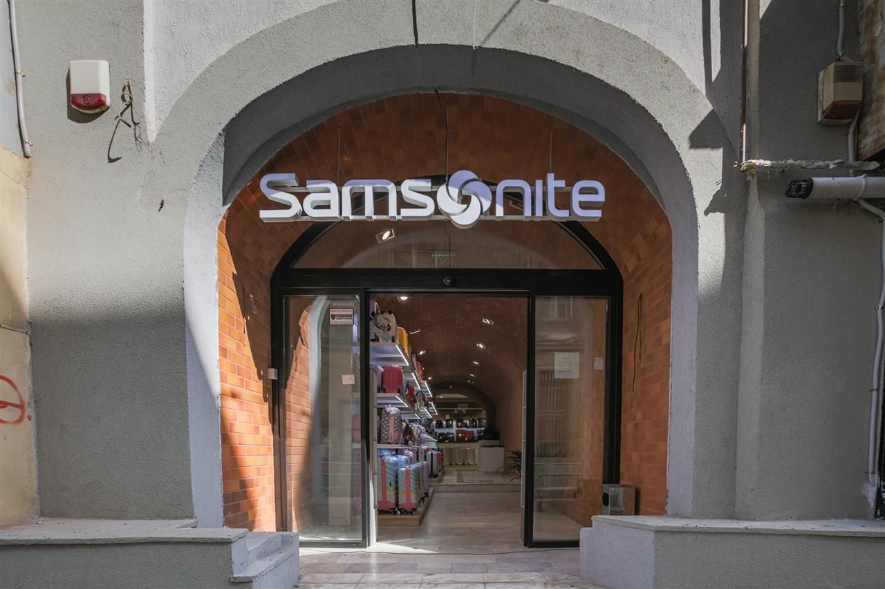 Sub mantia arhitecturala istorica a Cetatii Timisoarei, Spatiu comercial - Poză 6