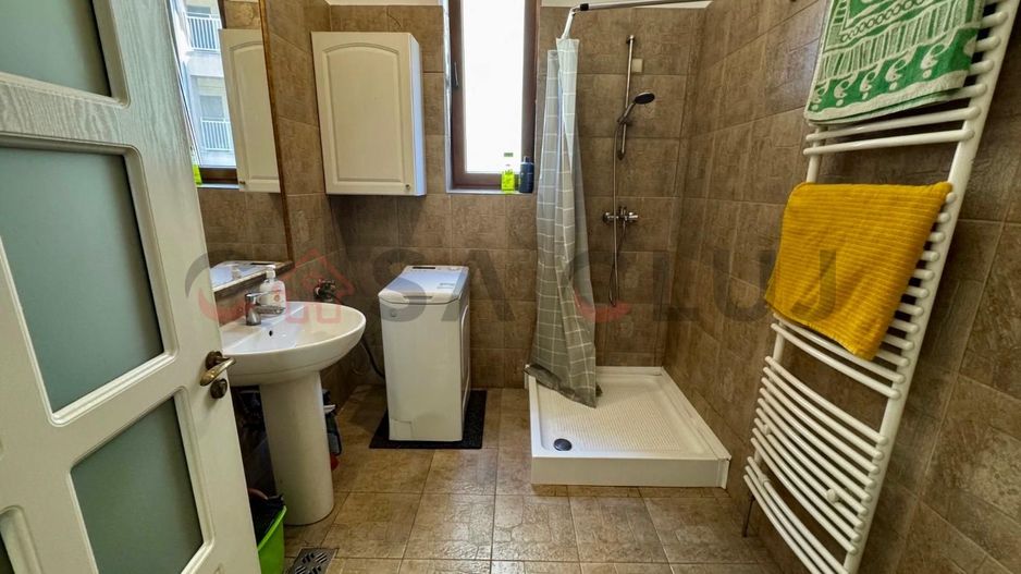 Apartament în vilă, zonă centrală, parcare - Poză 5