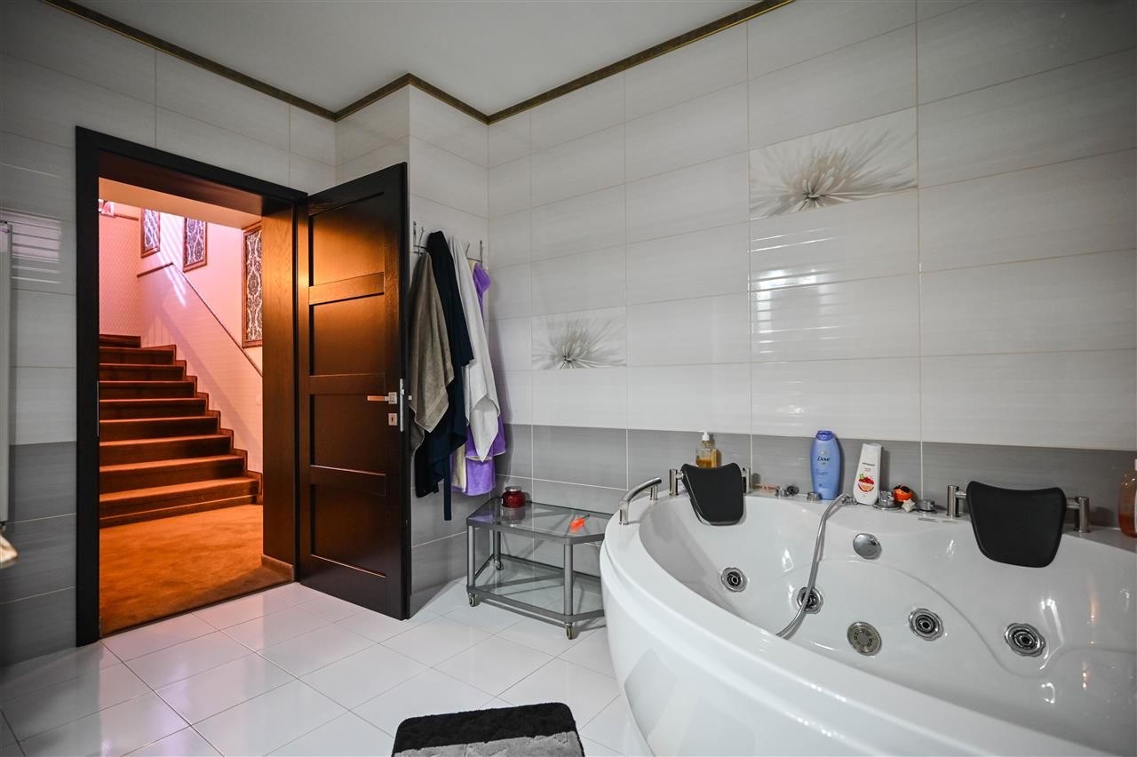 Somptuozitate in stil modern, 2 garaje, 3 terase, totul pe 1.000 mp teren - Poză 54