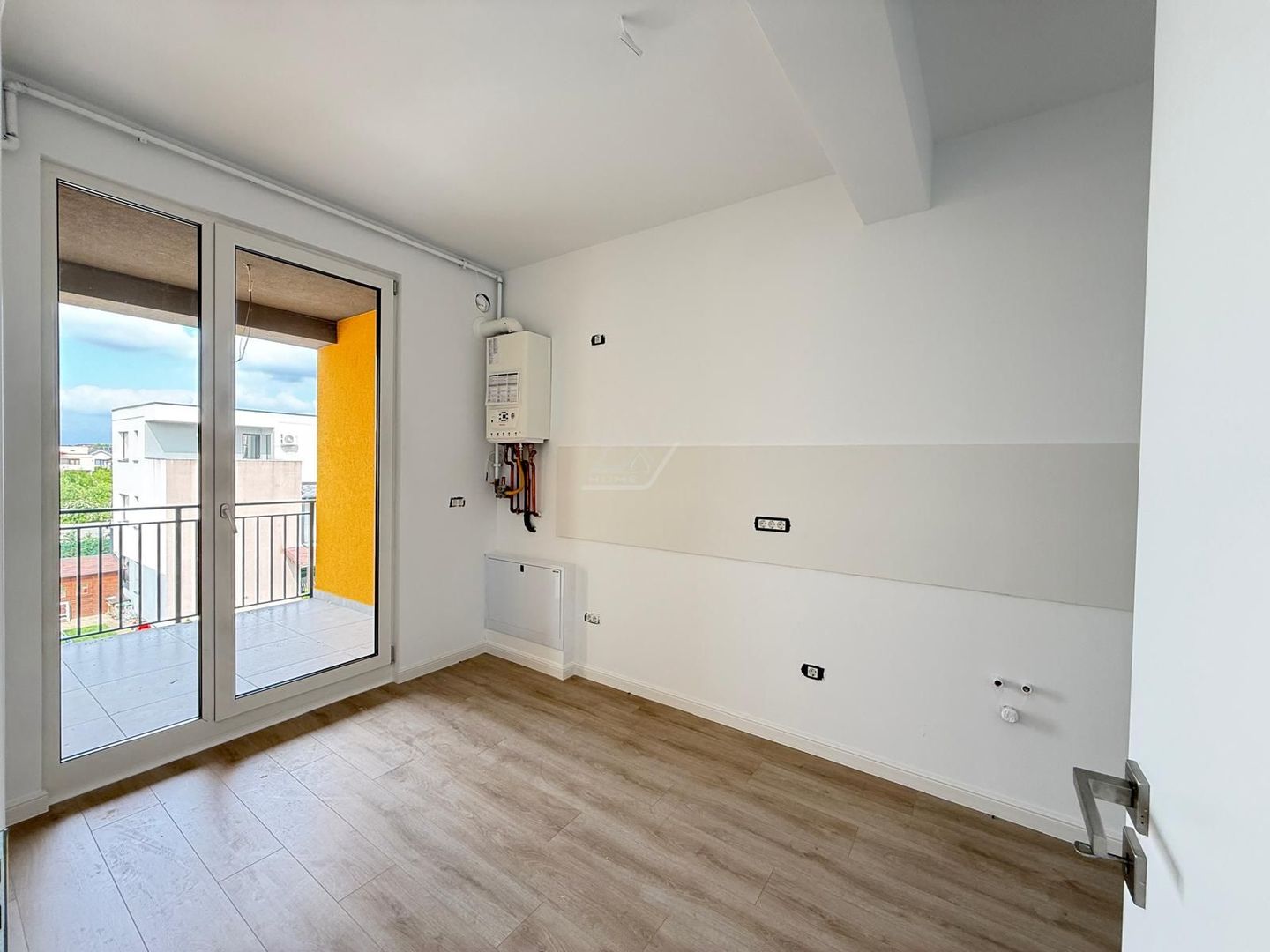 Bucatarie inchisa. Lift. Loc de parcare. - Poză 3