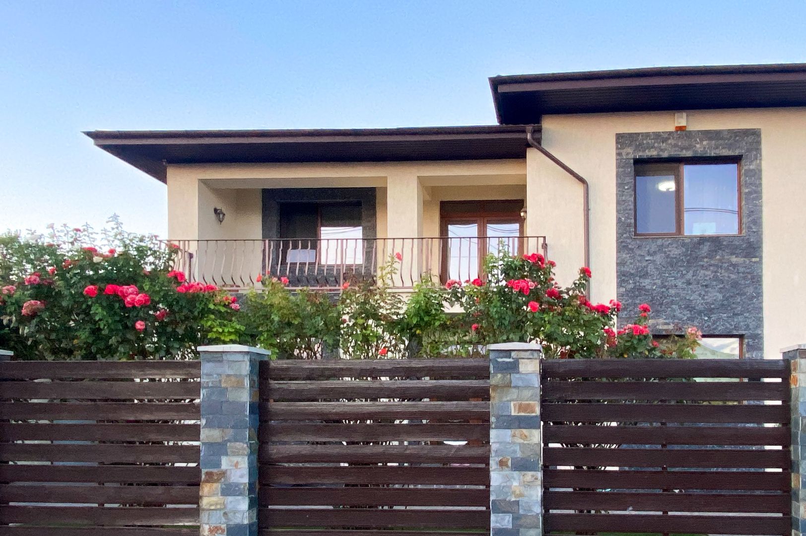 Descoperă Eleganța și Rafinamentul: Vila de Vis pe un lot generos - Poză 1