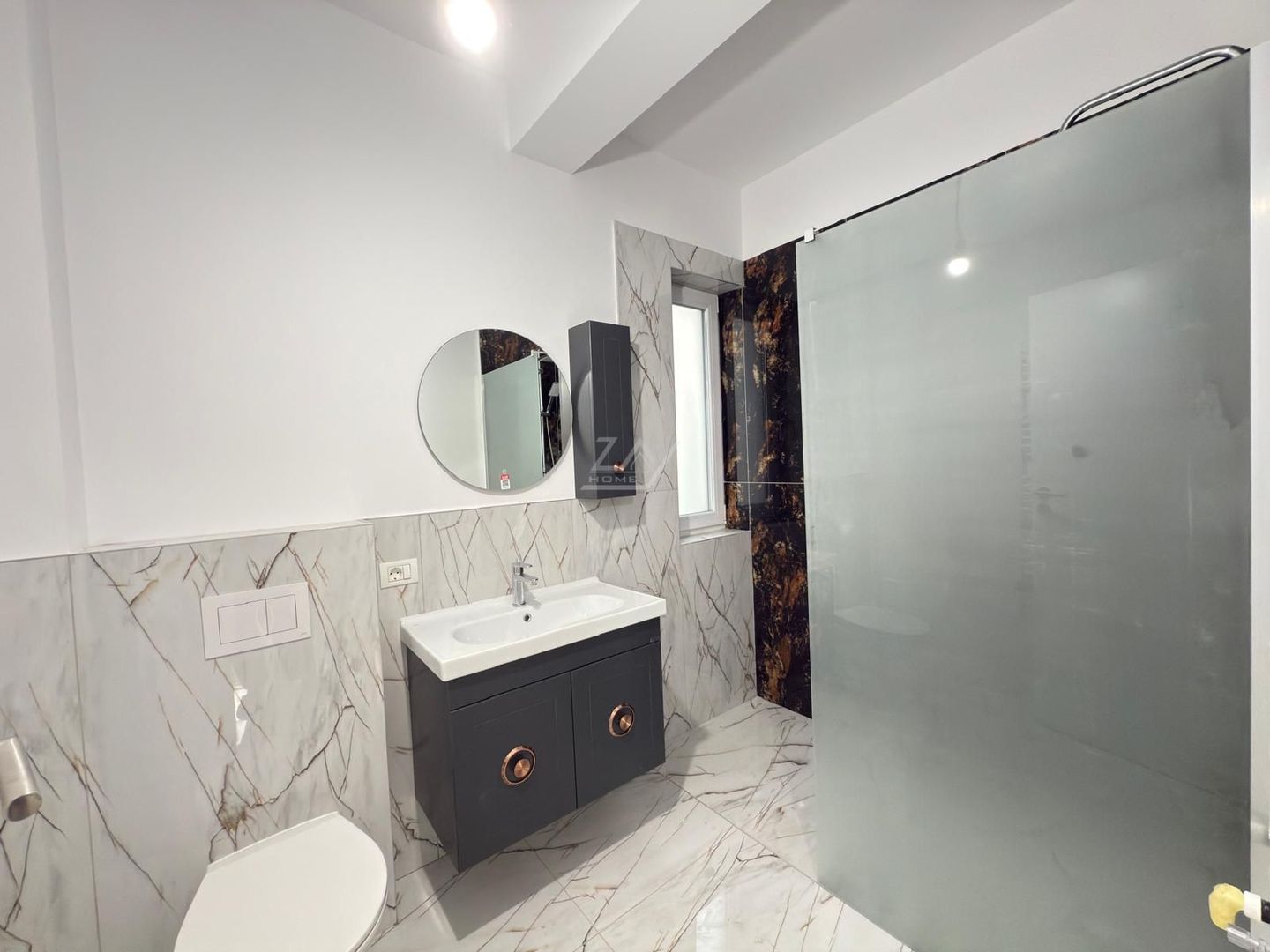 Asfalt. Etaj 1. Balcon mare. - Poză 5