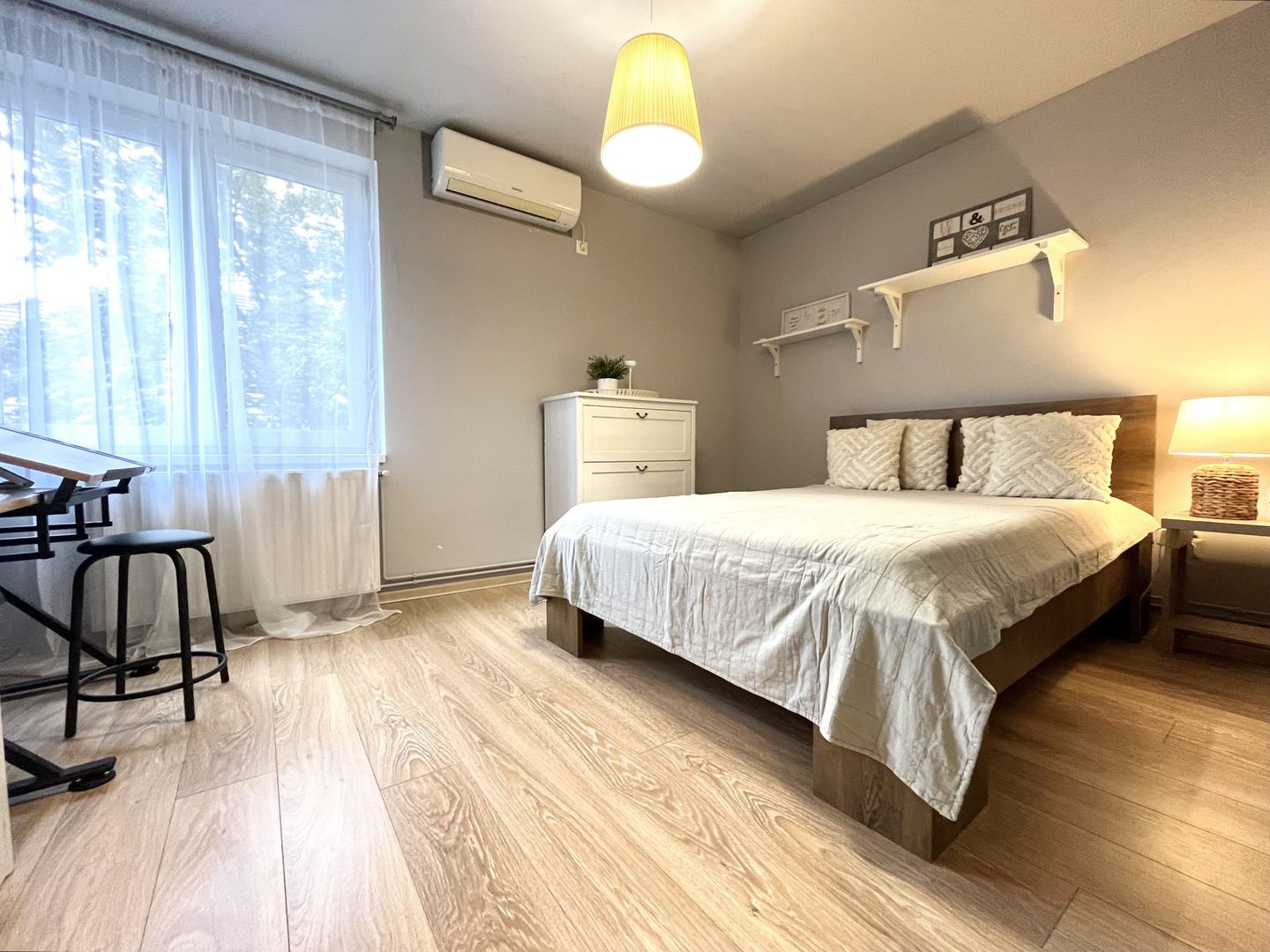 Tur virtual- 2 camere, primitor si luminos, cu garaj, in zona Centrala - Poză 1