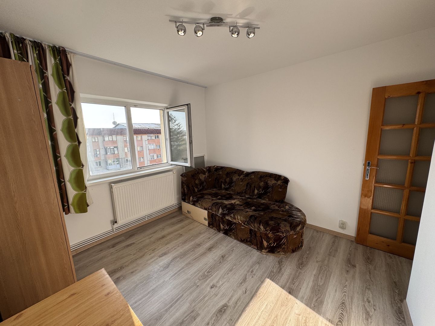 Apartament 3 camere 60 mp bloc 1980 central Filipesti de Padure! - Poză 6