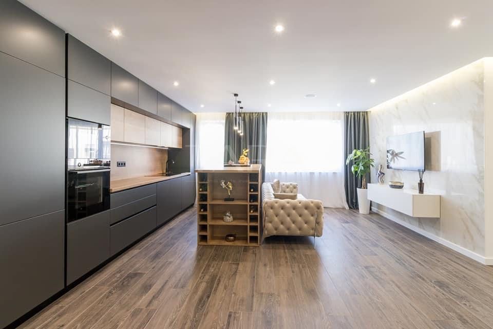 Apartament modern cu 3 camere,  balcon de 10mp și 2 locuri de parcare. - Poză 1