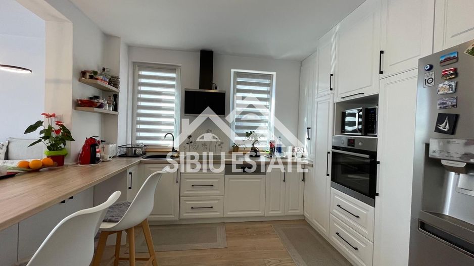 Casa cvadruplex de vanzare 4 camere, 2 locuri de parcare - Poză 3