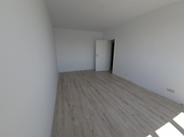 Vând apartament cu 2 camere, decomandat nou  + loc de parcare, situat in complex - Poză 2