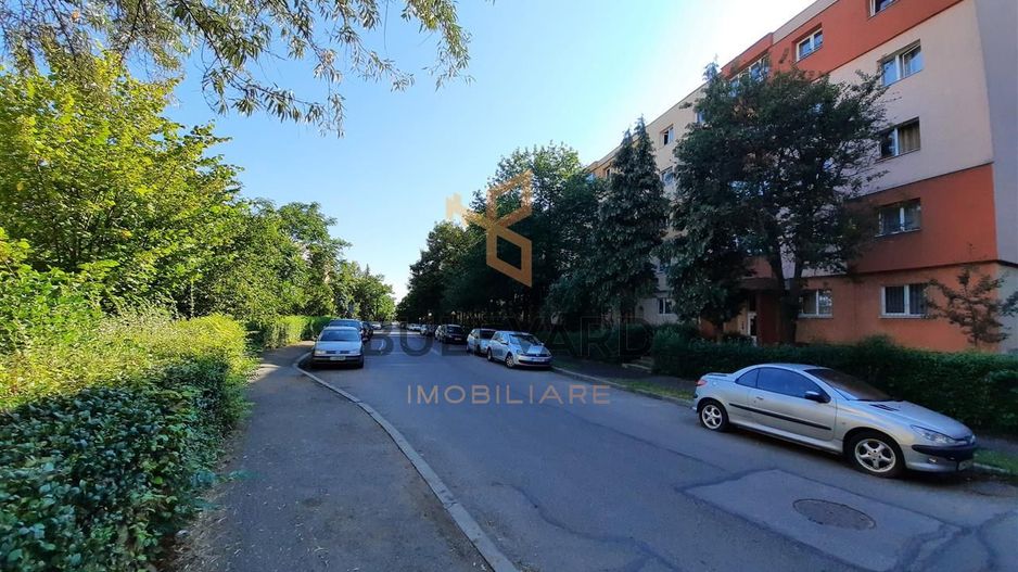 Ap 3 camere decomandate, semicentral, zona verede si linistita - Poză 1