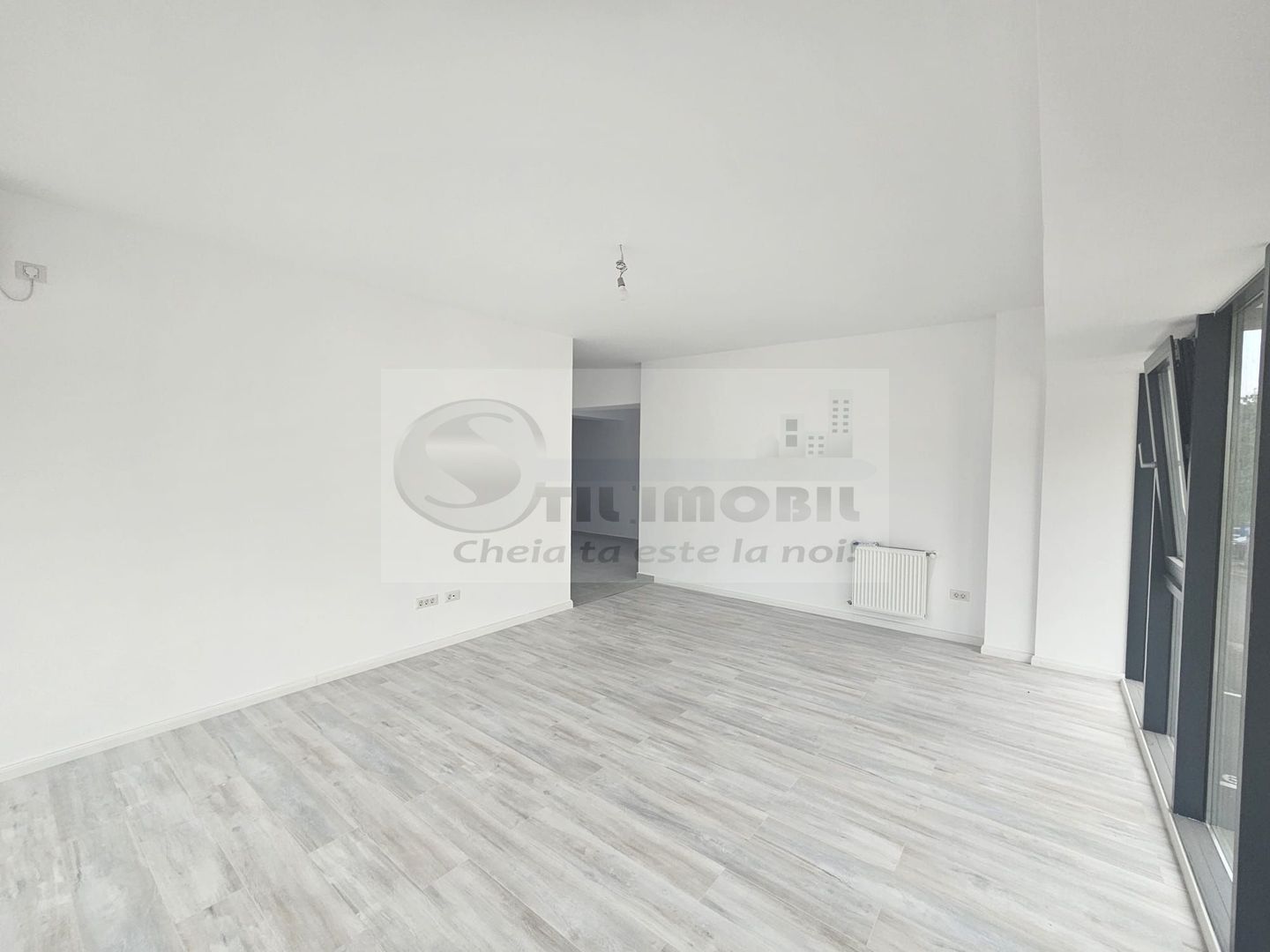 INTABULAT! MUTARE IMEDIATA! Apartament cu 2 camere decomandat Central - Poză 3