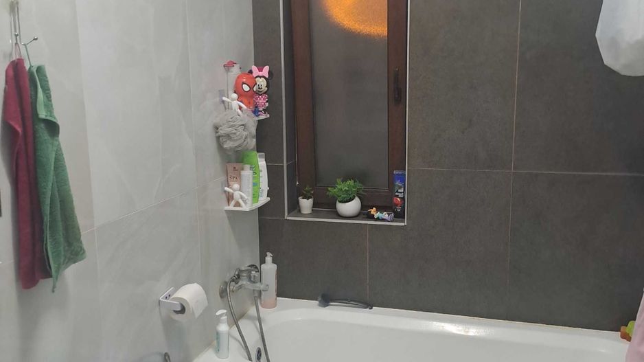 Vând apartament in comuna Giroc 2 camere living cu bucătarie si dormitor suprafata 43mp - Poză 2