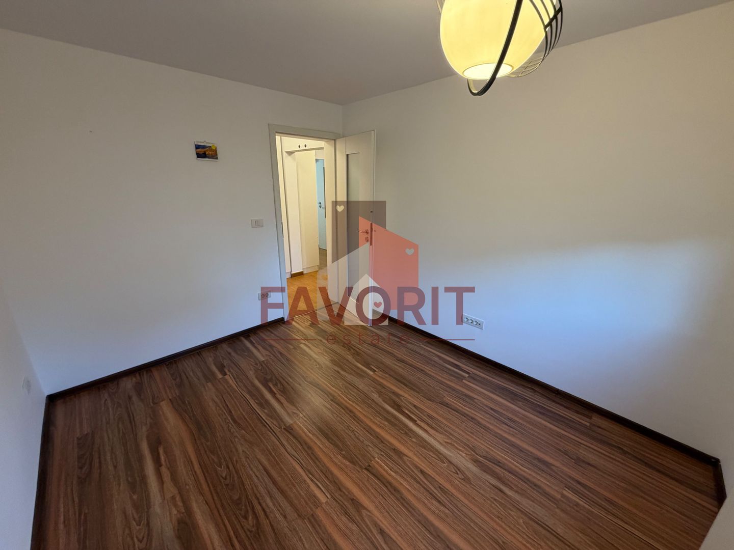 Etaj 2. Disponibil imediat. Garaj. Pozitie excelenta - Poză 21