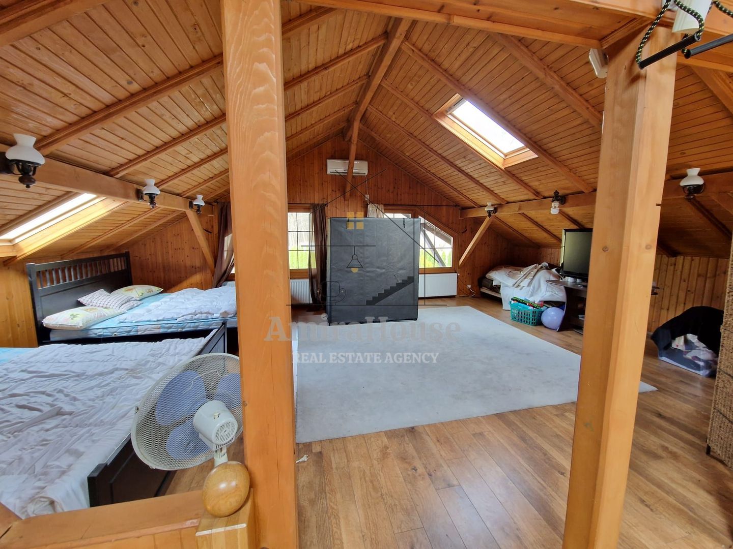 Casa din lemn D+P+M de 400 mp utili si teren 3.000 mp zona Faget - Poză 36