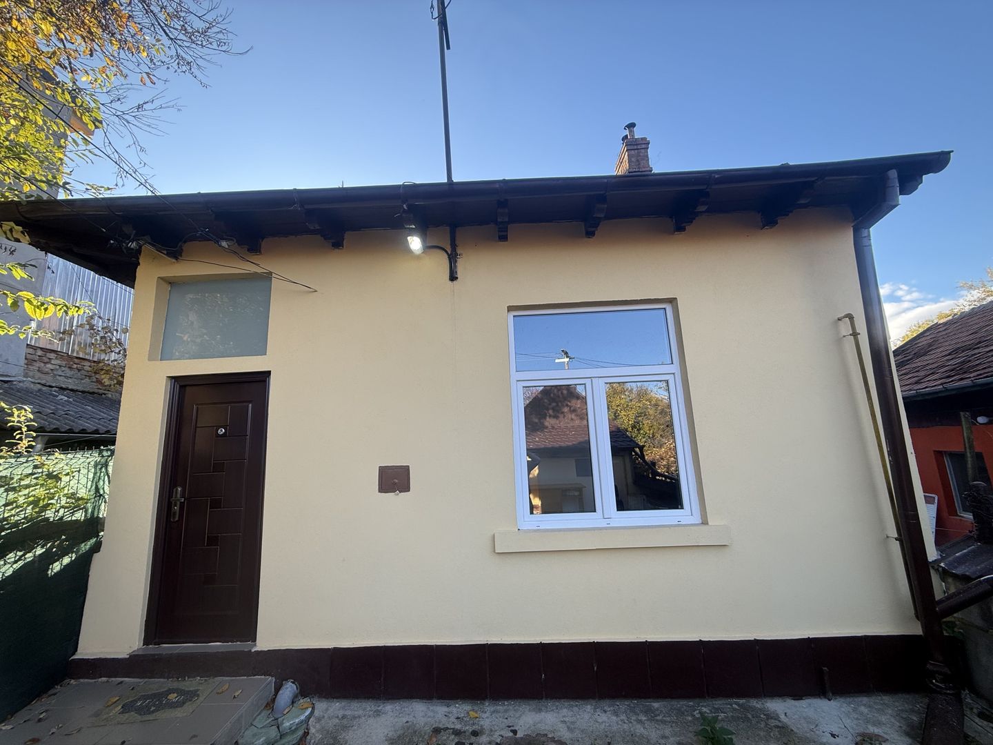 2 corpuri de Casă renovate + teren 125 mp Campina - Poză 1