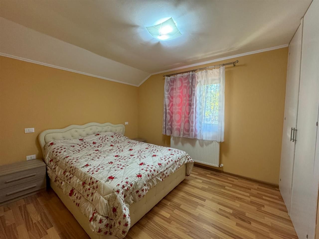 Rezidenta distincta, design arhitectural rafinat, priveliste minunata in Corunca - Poză 4