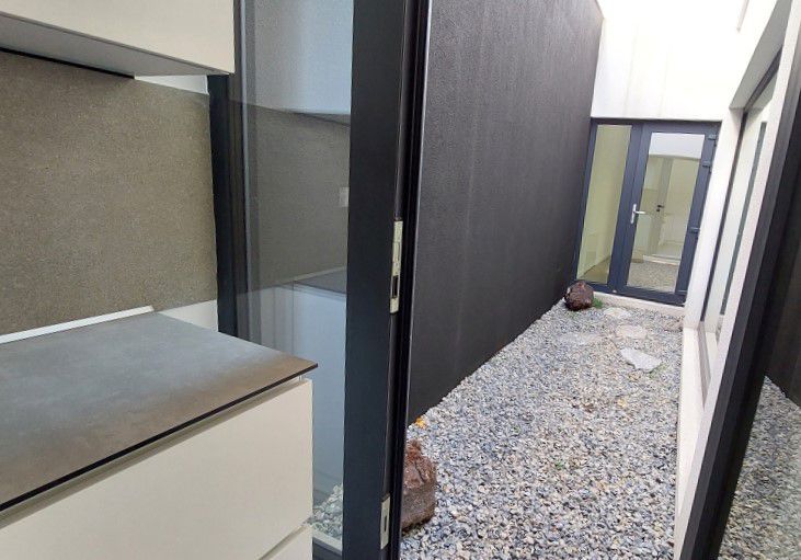 O casa simpla alba dar totusi sofisticata zona Pipera - Poză 14