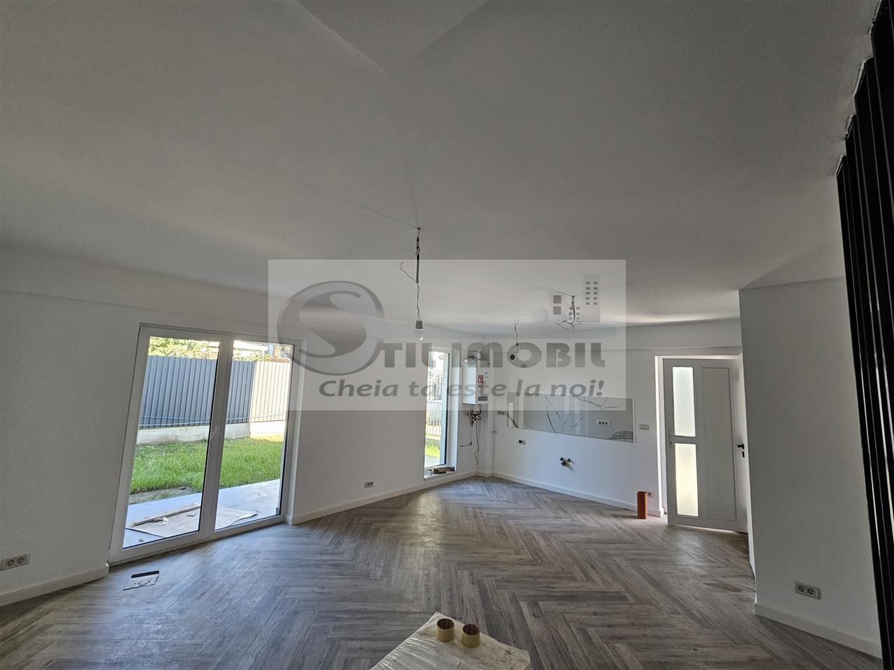 Apartament exclusivist dispus P+1E + curte 70mp - Poză 3