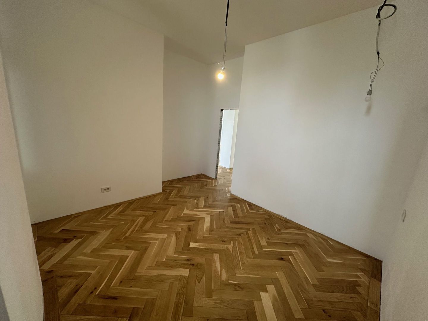 Apartament renovat în clădire istorică - are garaj - Poză 13