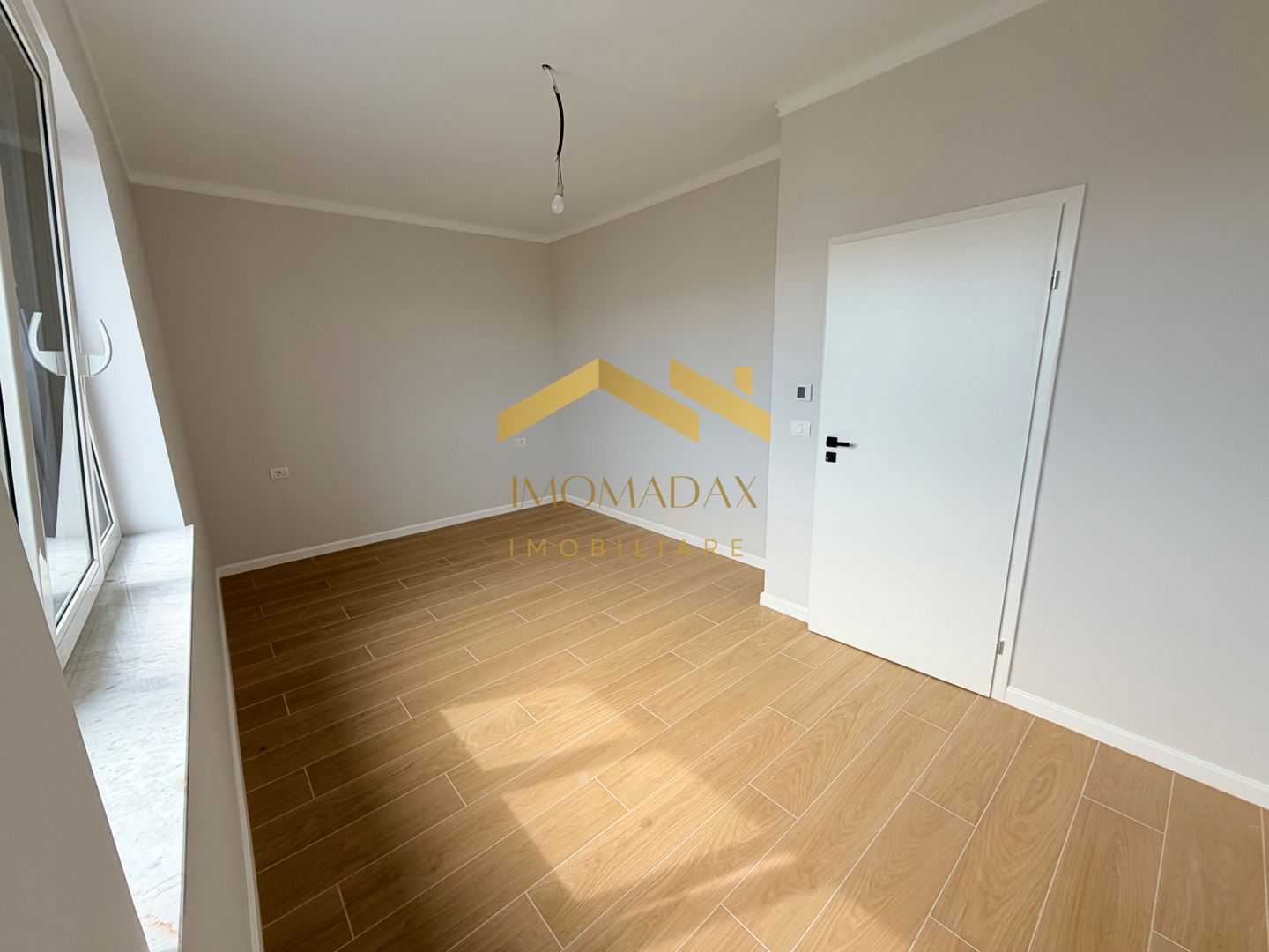 Bucovăț-Duplex 4 Camere-La Cheie - Poză 4