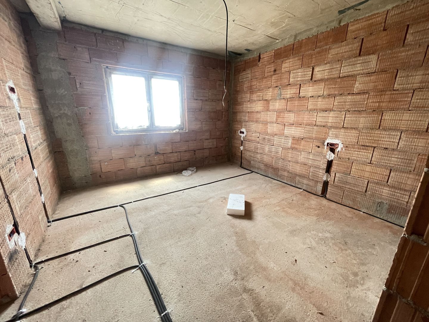 Casă la roșu, 3 dormitoare, teren 340 mp – Moșnița Nouă, lângă Kaufland - Poză 11