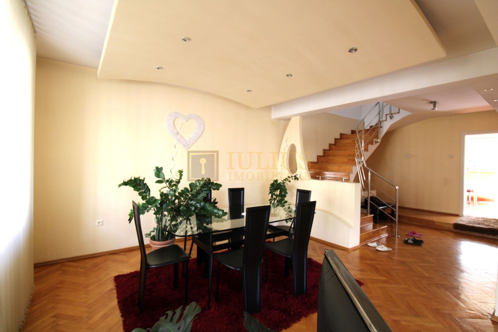 3 dormitoare, 3 bai, living spatios, 2 terase si curte. - Poză 7