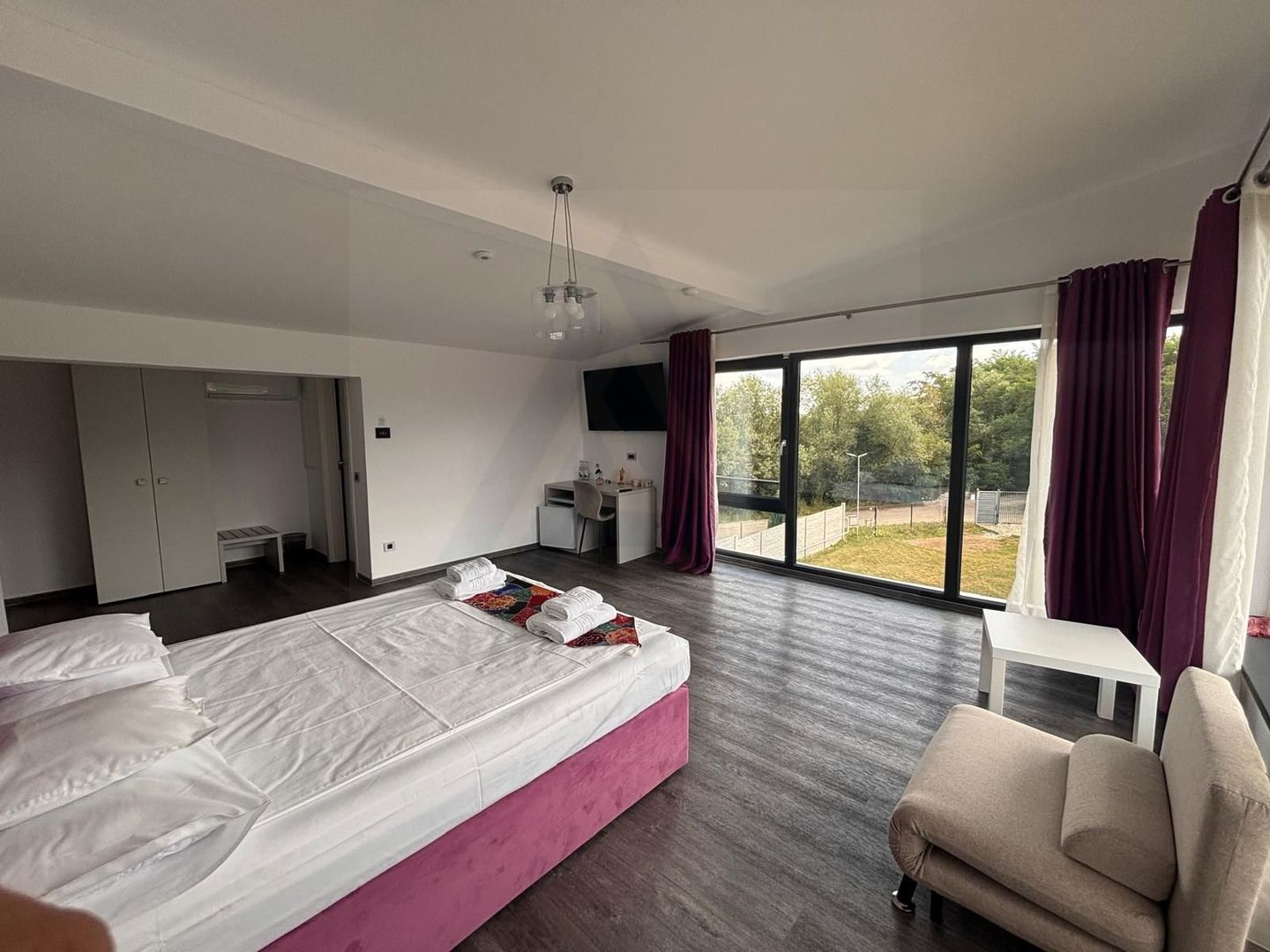 Pensiune PREMIUM 10 camere și Casă Individuală Valea Avrigului 4.600mp - Poză 4