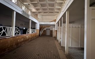Imobil comercial si piscina functioala Piata Victoriei - Poză 2